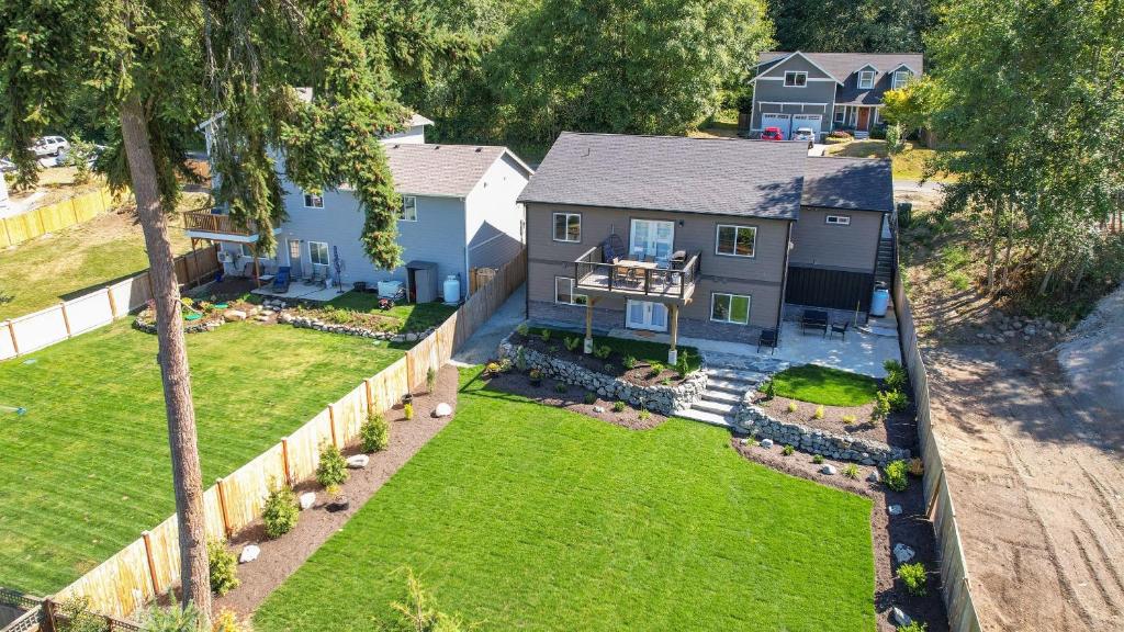 an aerial view of a house with a yard at Twin Oaks Retreat by AvantStay Mins to Freeland in Langley