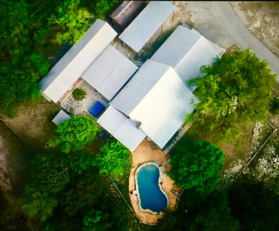 an overhead view of a house with a blue car at Rusty Rio in Concan