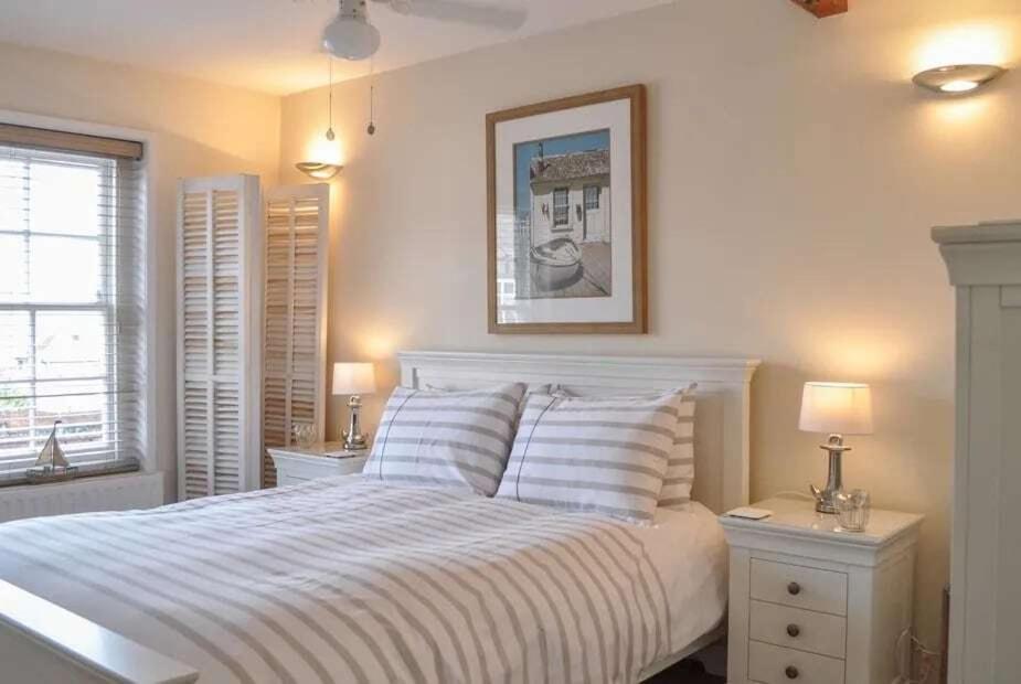 En eller flere senge i et værelse på Starboard Light