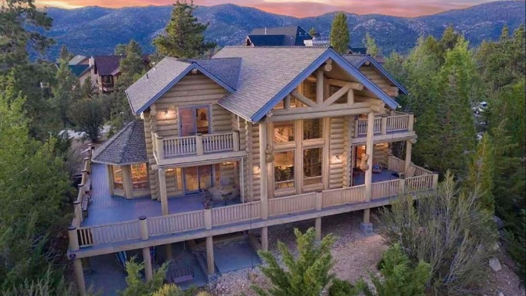 Una vista aérea de una gran casa de madera. en Hot Tub Game Room Large Deck w Incredible View Penticton Lodge by AvantStay, en Big Bear Lake