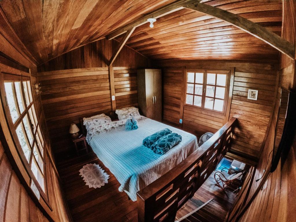 Sítio Reichart Atlantic Forest Retreat في ماريشال فلوريانو: منظر علوي لغرفة نوم في كابينة خشب