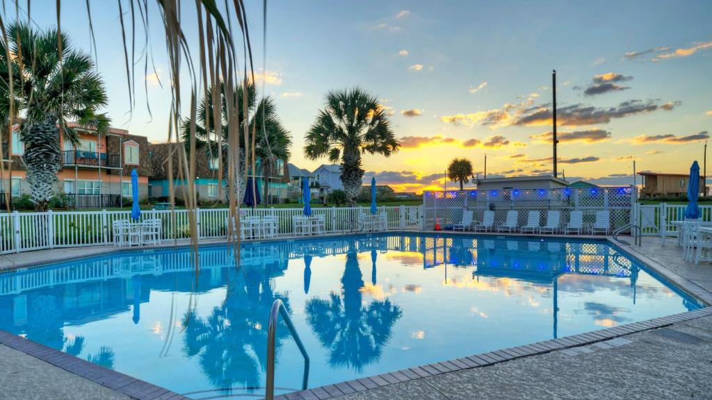 Бассейн в 2BR Condo w Gulf Views 2 Pools Courts Blue Water Bliss by AvantStay или поблизости