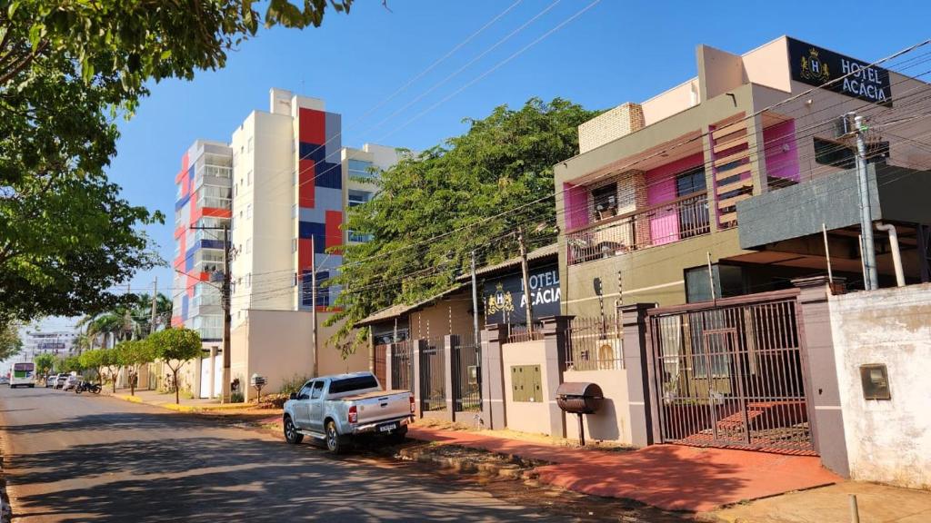 Hotel Acácia في تانجارا دا سيرا: شاحنة متوقفة على جانب شارع