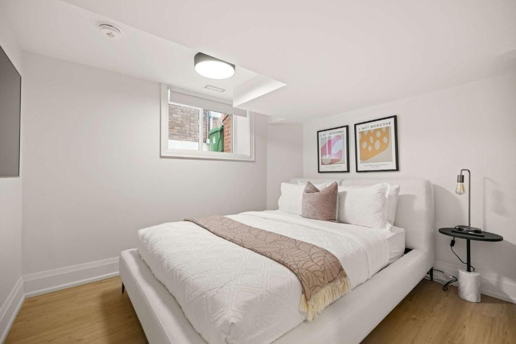 Ένα ή περισσότερα κρεβάτια σε δωμάτιο στο Bright & Spacious 2-BR Condo Near TOs Waterfront