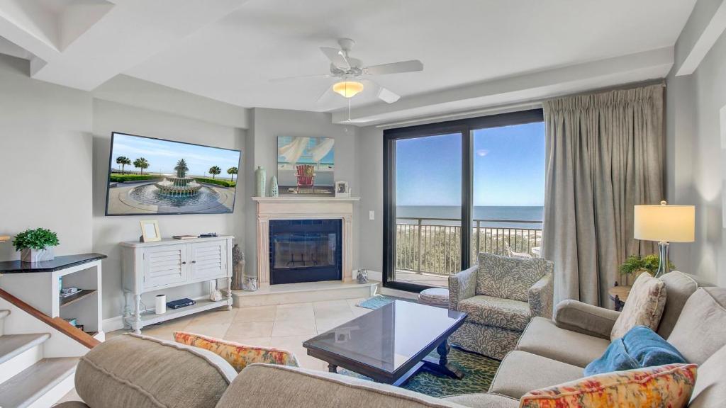 Гостиная зона в 407 A Shipwatch by AvantStay Beach Front Condo w Ocean Views