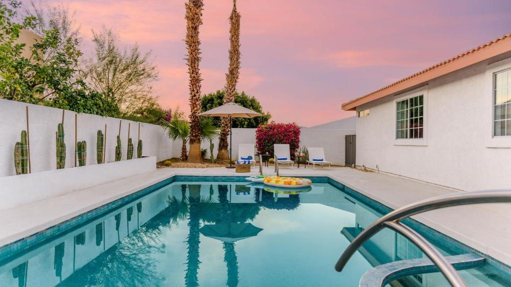 Casa Piña by AvantStay Vibrant Palm Springs Oasis w Colorful Stylish Design في لا كينتا: حمام سباحة أمام مبنى