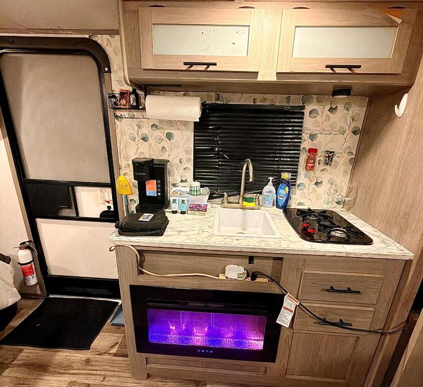 Nhà bếp/bếp nhỏ tại Cozy RV Oasis Farm Stay with Hot Tub Free WiFi and Coffee 5 Min to Adventist Health and Redbud Park