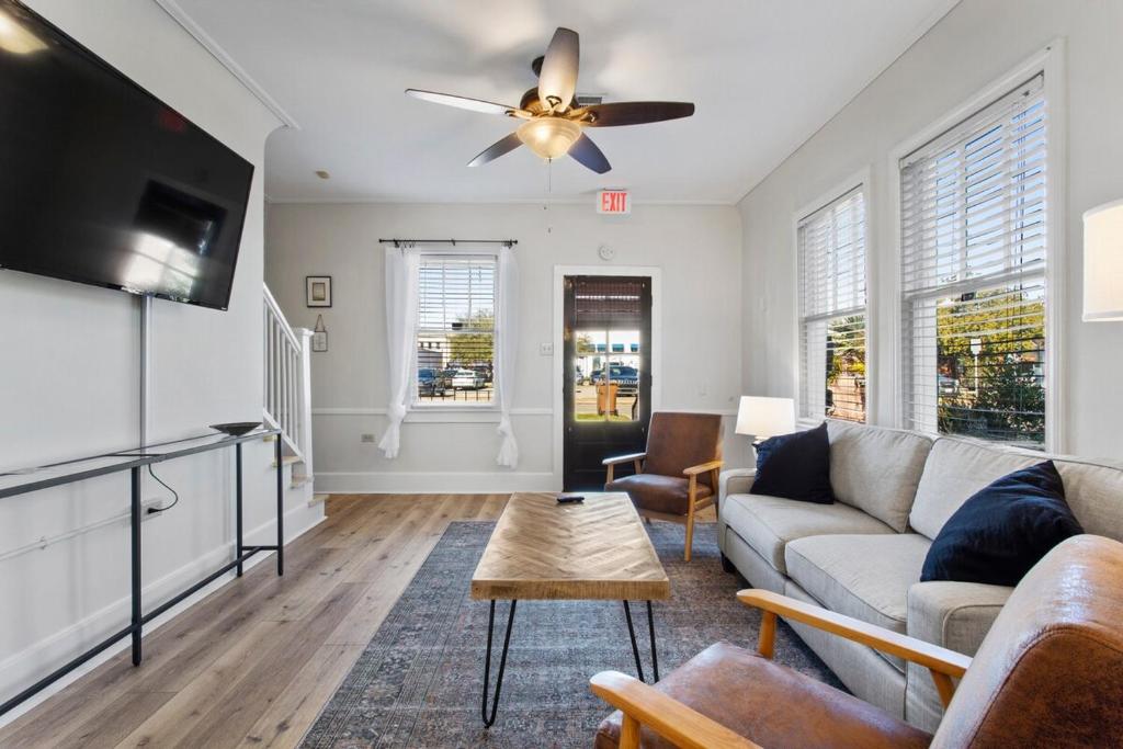 uma sala de estar com um sofá e uma mesa em Downtown Biloxi! Walkable to the Beach & Casinos! em Biloxi