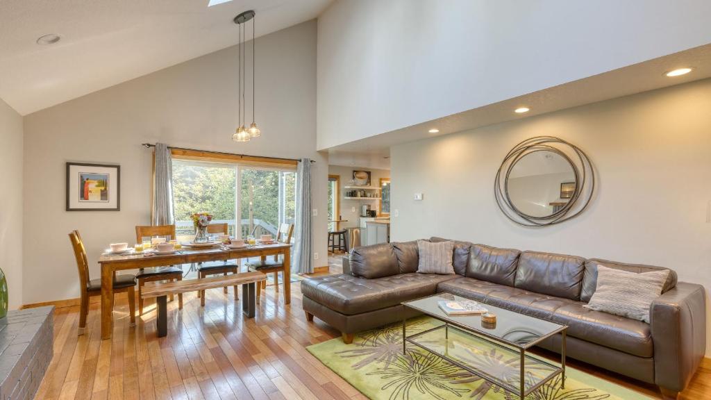 Posezení v ubytování Royal Canoe by AvantStay Walk to the Shore Private Yard