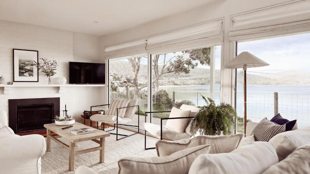 Телевизор и/или развлекательный центр в White Sands Beach House