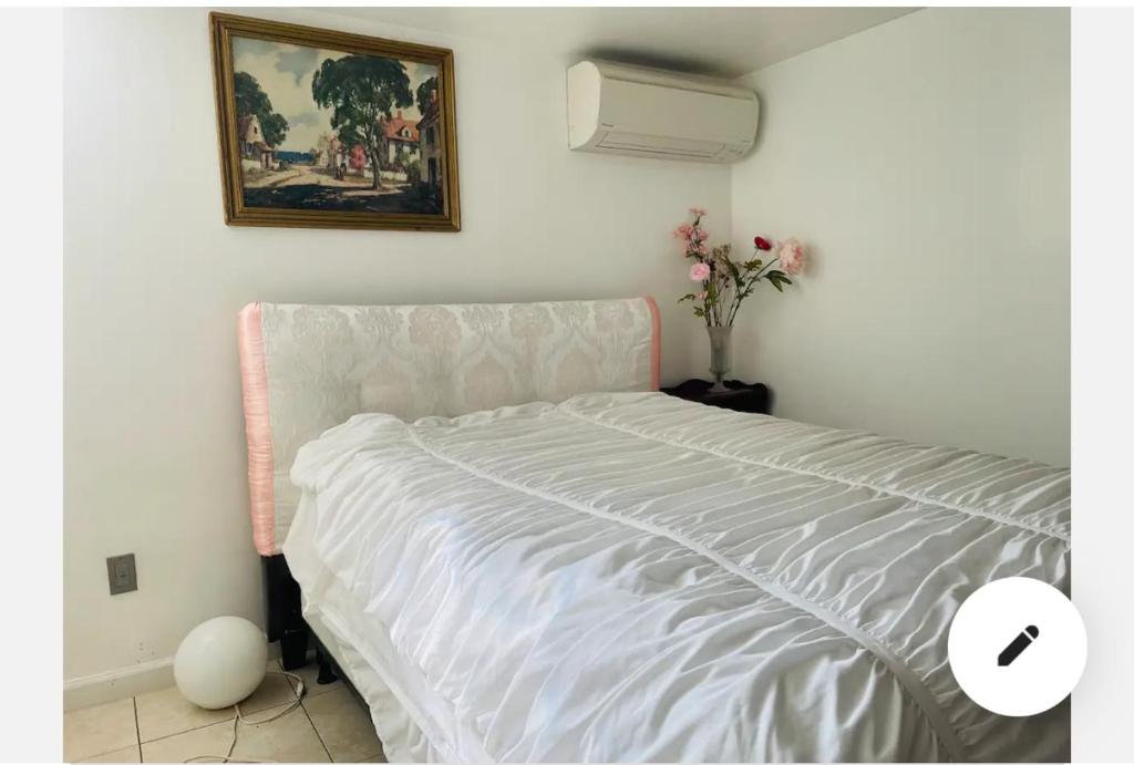 Кровать или кровати в номере Private Room near JFK, UBS Arena