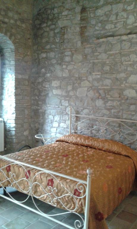 uma cama num quarto com uma parede de pedra em Residenza Sant'Antonio em Deliceto
