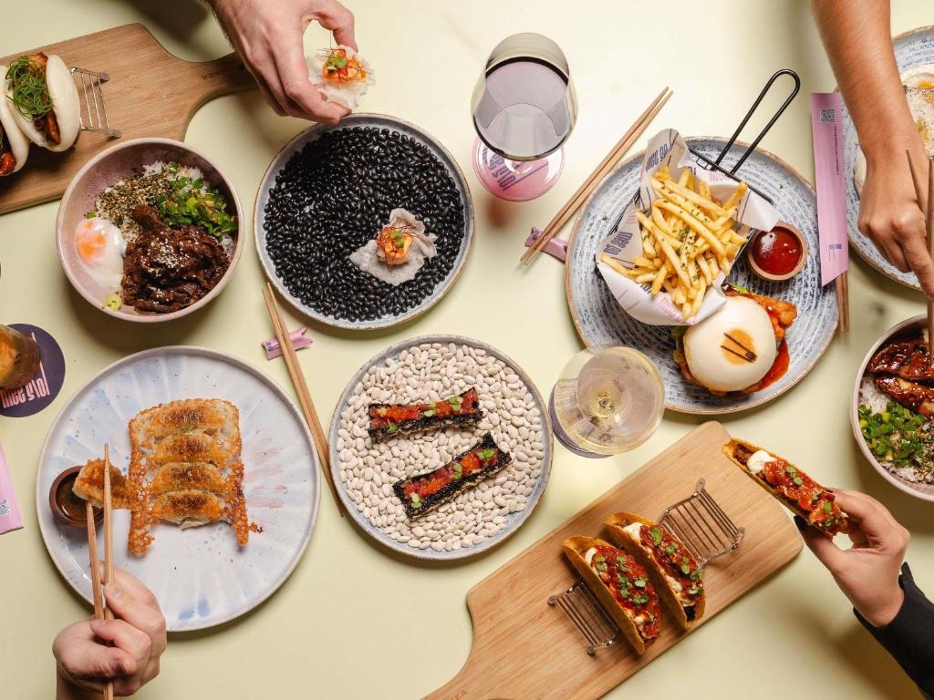 悉尼ibis Styles Sydney Central的桌子上摆满了食物