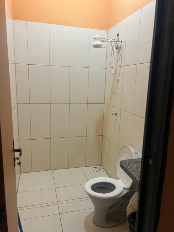 un bagno con wc e doccia di Pousada Beira Rio a Rio da Conceição