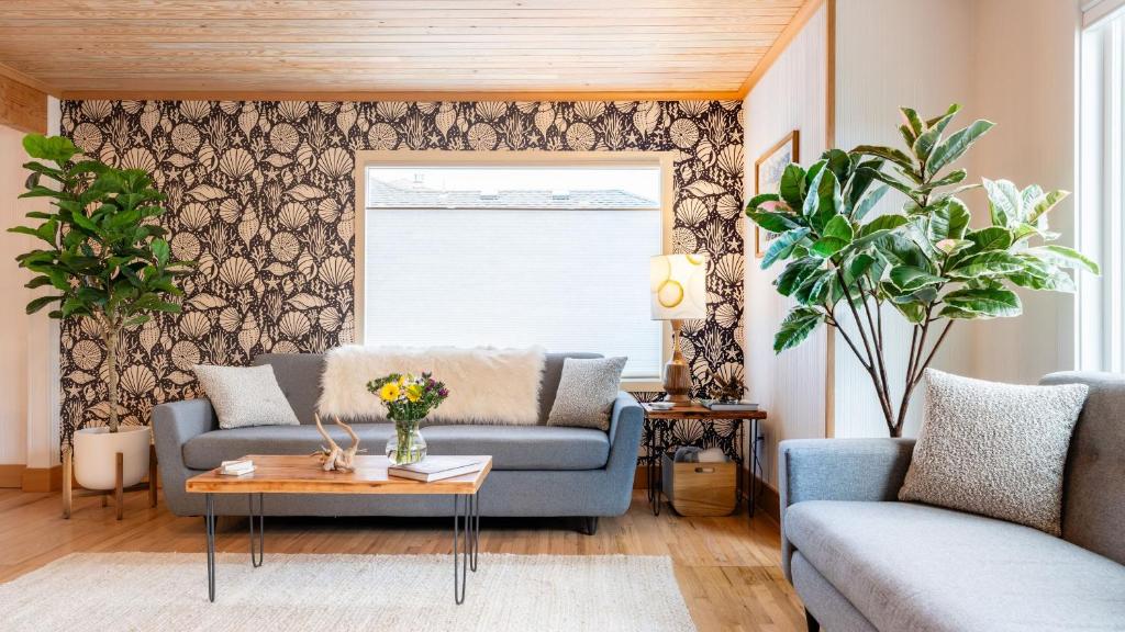 Posezení v ubytování Grey Oak by AvantStay Coastal Charm Near Beach Golf