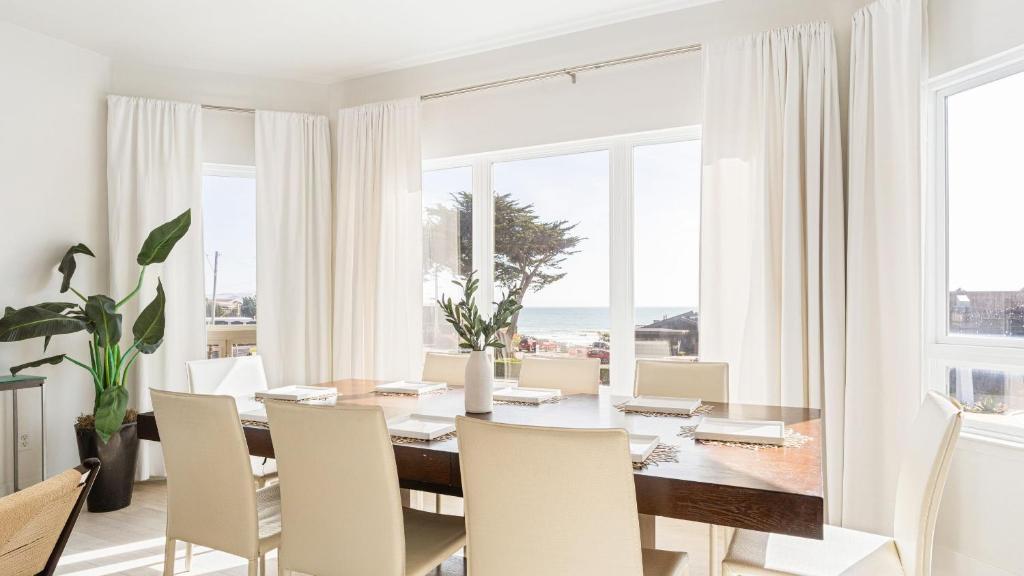 Χώρος καθιστικού στο Bright Cayucos Bungalow Steps to Beach Pier 3BR w Shared Firepit Lounge