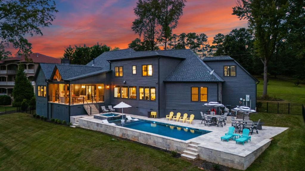 Swimmingpoolen hos eller tæt på New Saltwater Pool Spa Views Wilson Hideaway