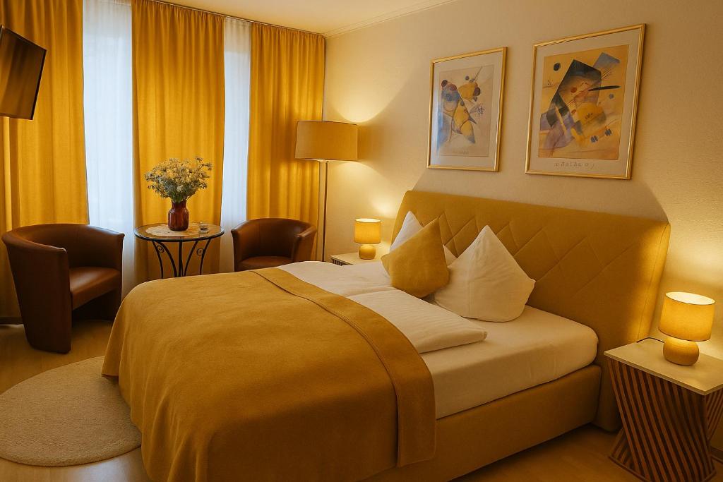 Una cama o camas en una habitación de The Soho Altstadt Relais