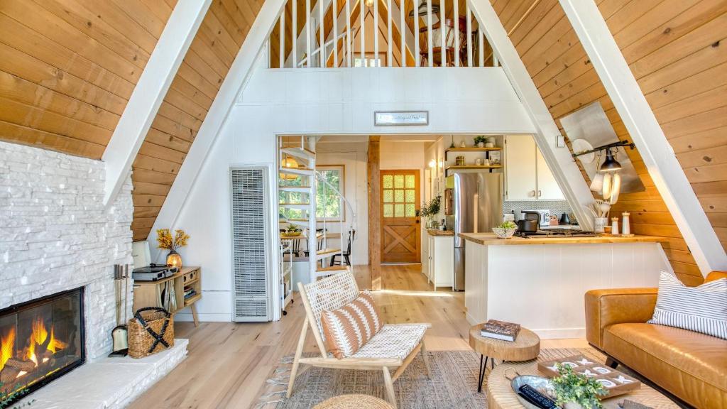 Η κουζίνα ή μικρή κουζίνα στο A-Frame Retreat Chic and Modern Forest Views Hammock Outdoor Dining Decks