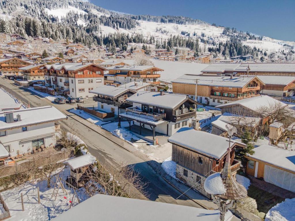 una vista aérea de una ciudad con edificios cubiertos de nieve en Chalet Adriana, en Kirchberg in Tirol