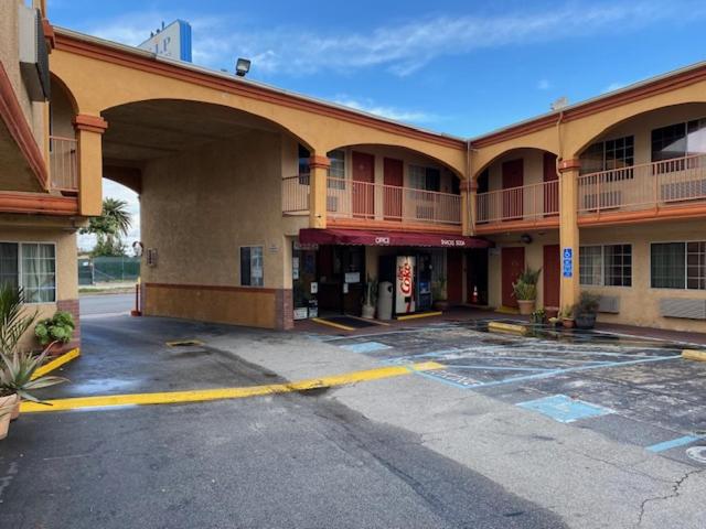 Vip Inn Motel في Cudahy: موقف فاضي امام الفندق