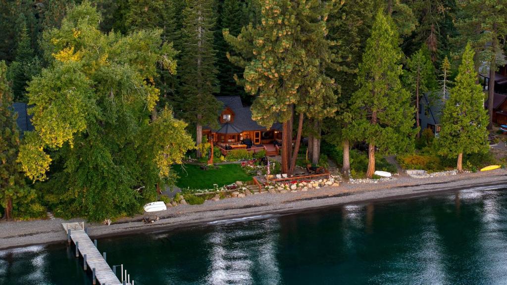 una vista aérea de una casa junto a un cuerpo de agua en Homewood Lakefront by AvantStay Private Beach Lake Access Views, en Homewood