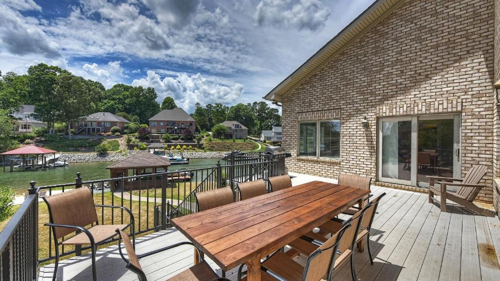 Κήπος έξω από το Island Point by AvantStay Sleeps 18 Dock