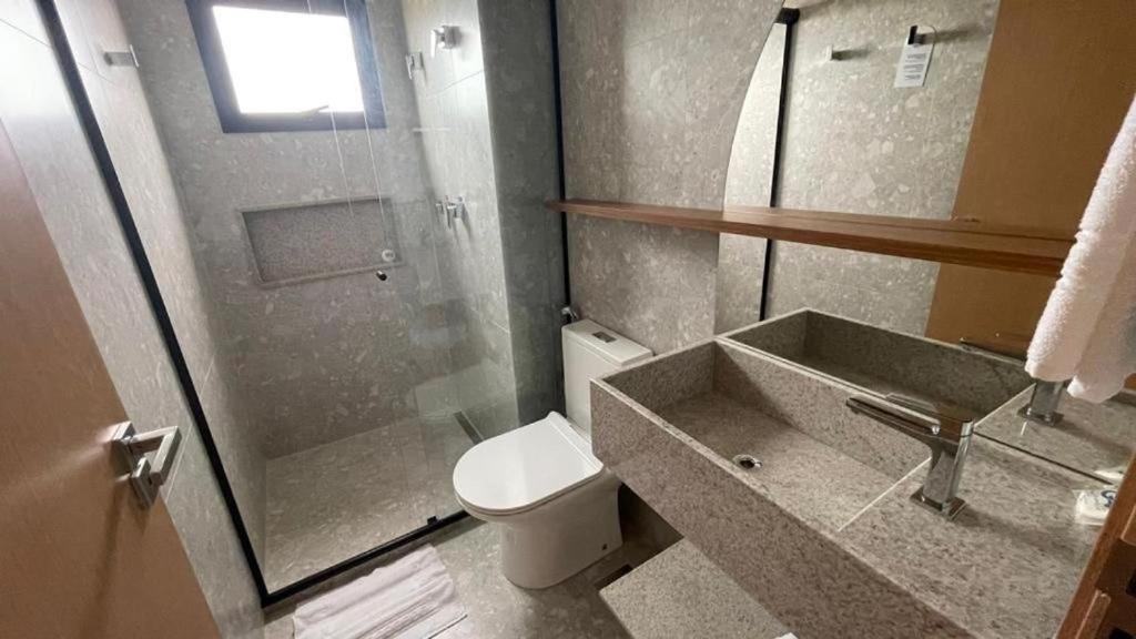 ein Badezimmer mit Toilette, Waschbecken und Dusche in der Unterkunft Salinas Resort Premium in Salinópolis