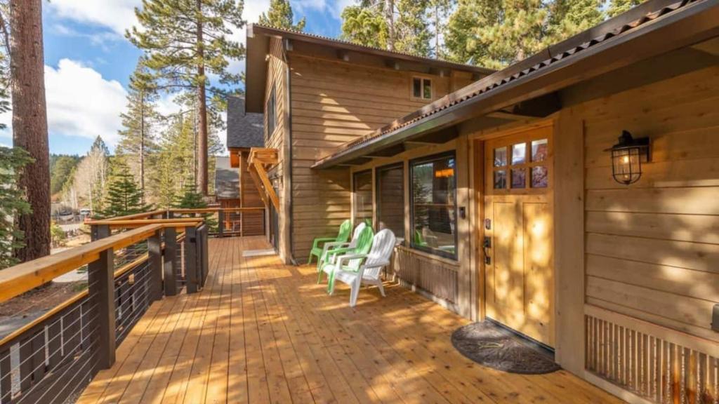 Ban công/sân hiên tại Henderson by AvantStay Lake View Walk to Beach Garwoods More