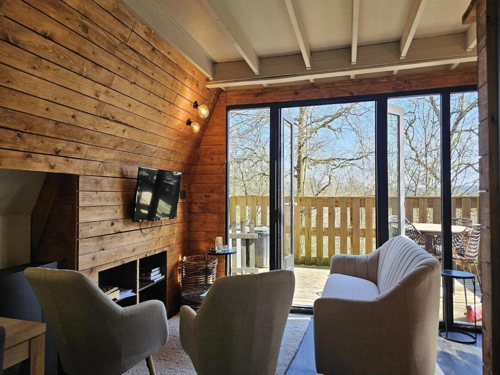 Μια τηλεόραση ή/και κέντρο ψυχαγωγίας στο Elegant Chalet Getaway in Ardennes