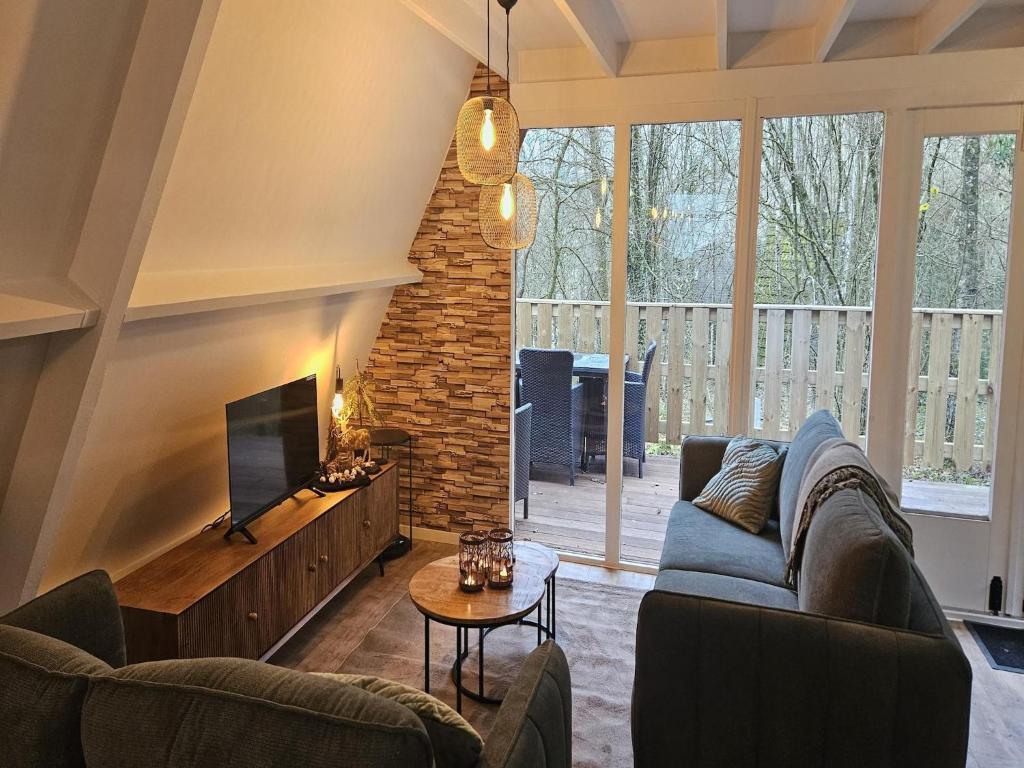 TV a/nebo společenská místnost v ubytování Fenced Country Chalet in Durbuy