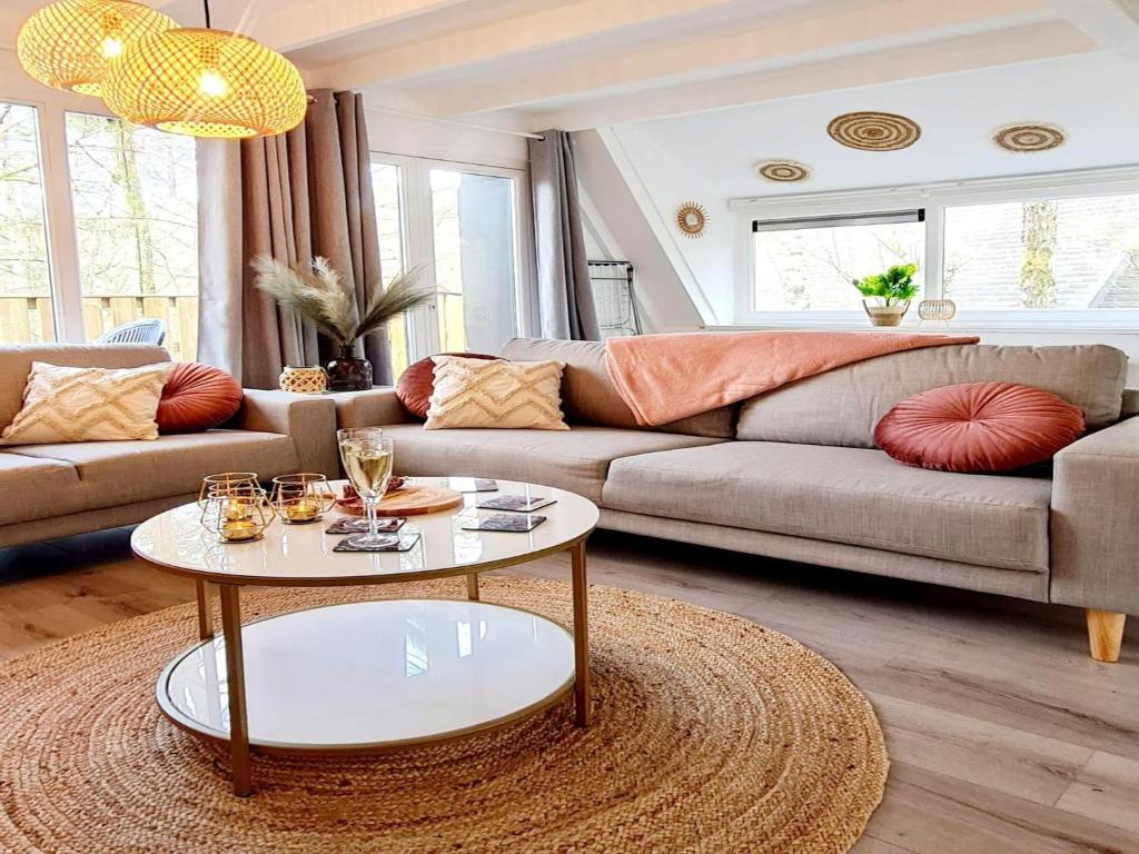 Χώρος καθιστικού στο Renovated Ardennes Chalet with Patio