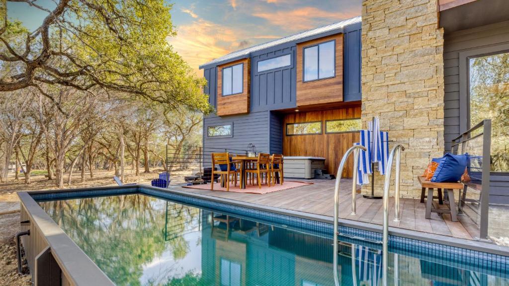 Πισίνα στο ή κοντά στο Pool Hot Tub Game Room Fire Pit Luxe Private 4BDR Maverick by AvantStay