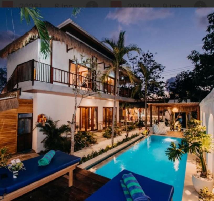 28 Degrees Lembongan في نوسا ليمبونغان: منزل مع حوض سباحة أمامه