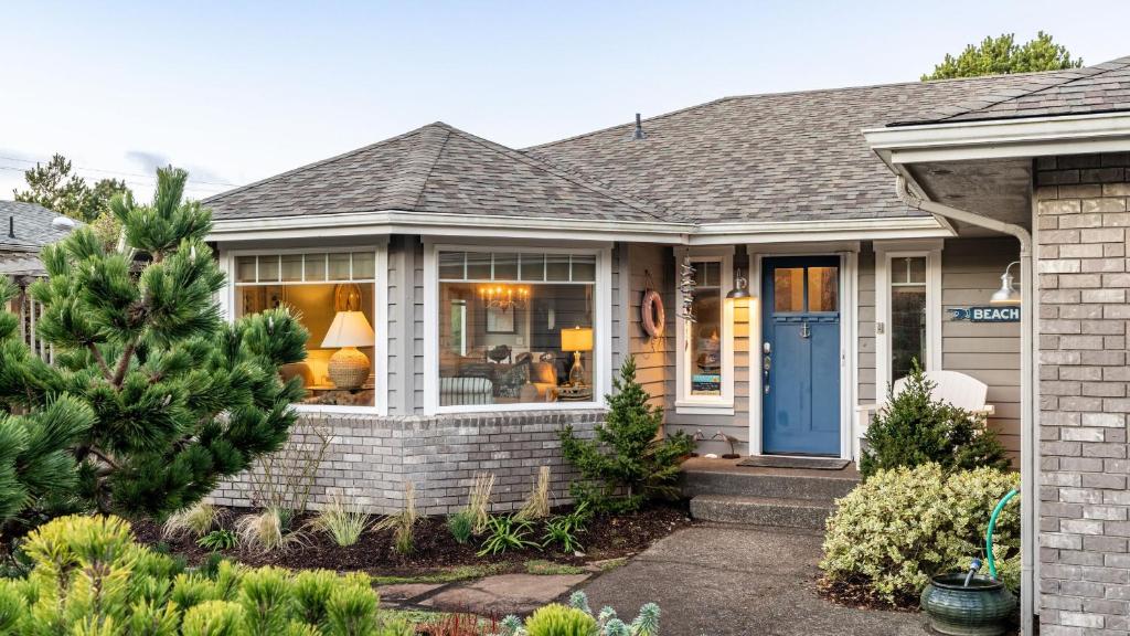 una casa con una puerta azul en Truly a Treasure by AvantStay Walk to Beach Patio, en Manzanita