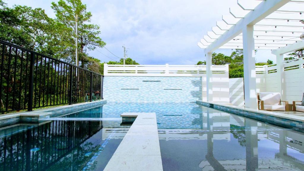 The Flying Pig by AvantStay Private Pool EV Charger Blue Mountain Luxury في شاطئ سانتا روزا: مسبح في بيت