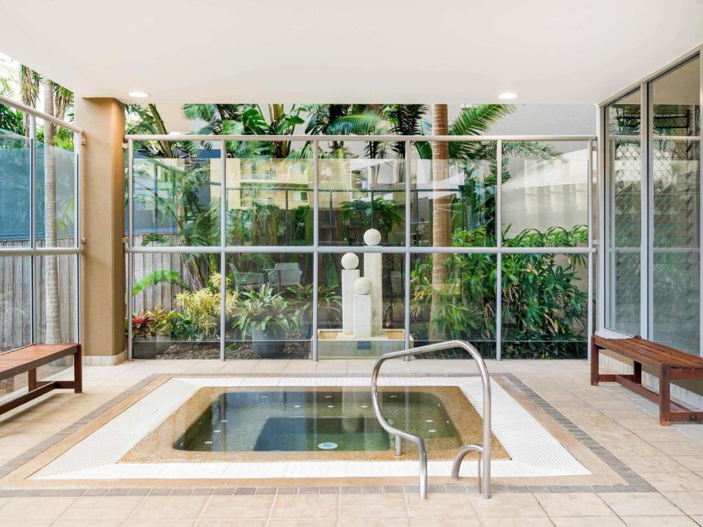 ポート・マッコリーにあるMantra The Observatoryの窓のある建物の中央のプール