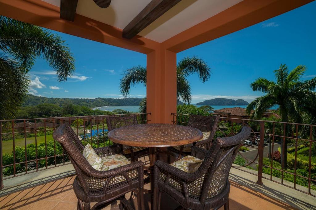 een terras met een tafel en stoelen op een balkon bij Montebello 1C - 3 bdr 3 bath Ocean view in Isla Herradura