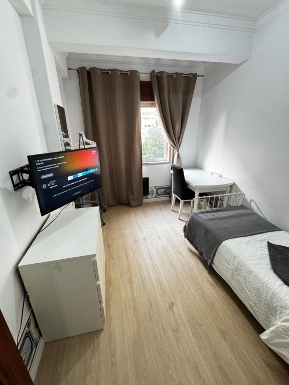 TV a/nebo společenská místnost v ubytování Guest House Monte Abraão 2