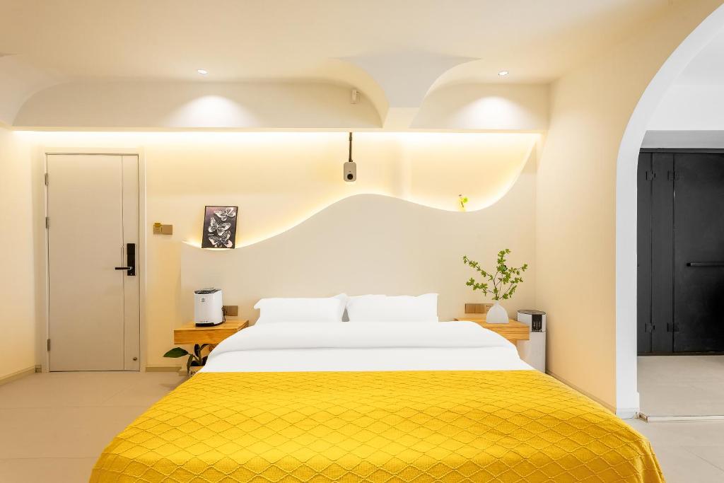 Postel nebo postele na pokoji v ubytování Shangri La Horizon View Hotel Dukezong Ancient City Branch located near the prayer wheel of the Great Buddha Temple, offers free high-speed train plane pick-up upon check-in