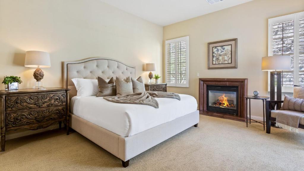 Postel nebo postele na pokoji v ubytování Setting the Standard by AvantStay Luxury Villa