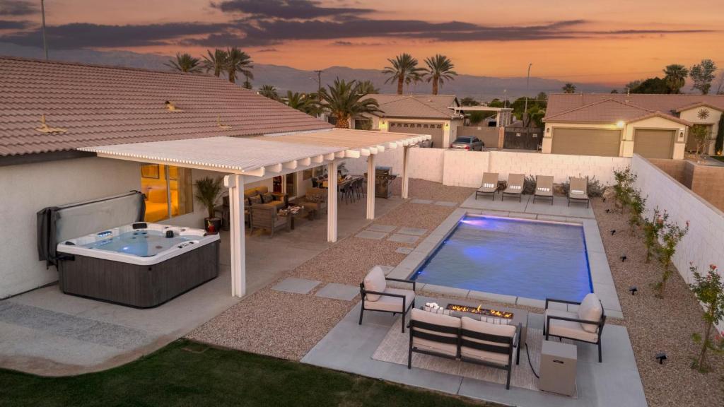 a backyard with a swimming pool and a hot tub at Montego by AvantStay Private Yard w Pool Hot Tub in Indio