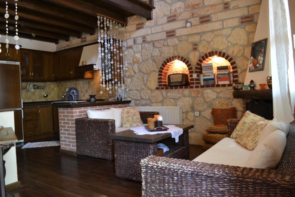 Posezení v ubytování Artemis Stone House