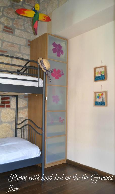 Postel nebo postele na pokoji v ubytování Artemis Stone House