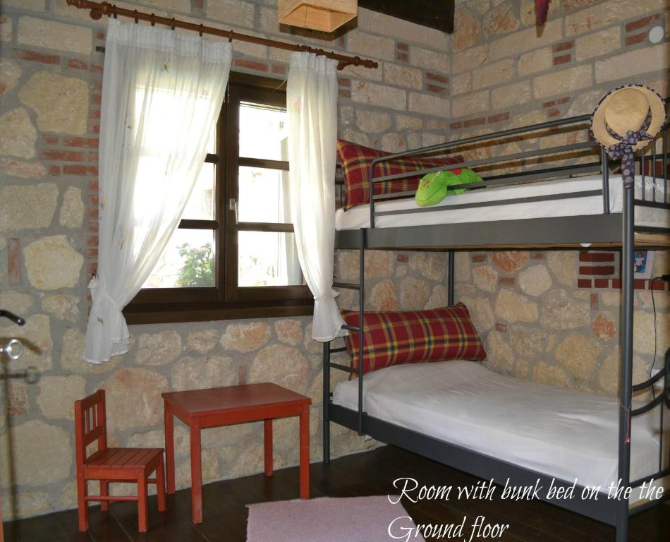 Postel nebo postele na pokoji v ubytování Artemis Stone House