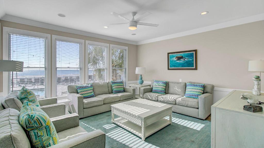 Гостиная зона в 131 Grand Pavilion by AvantStay Oceanfront On The Boardwalk