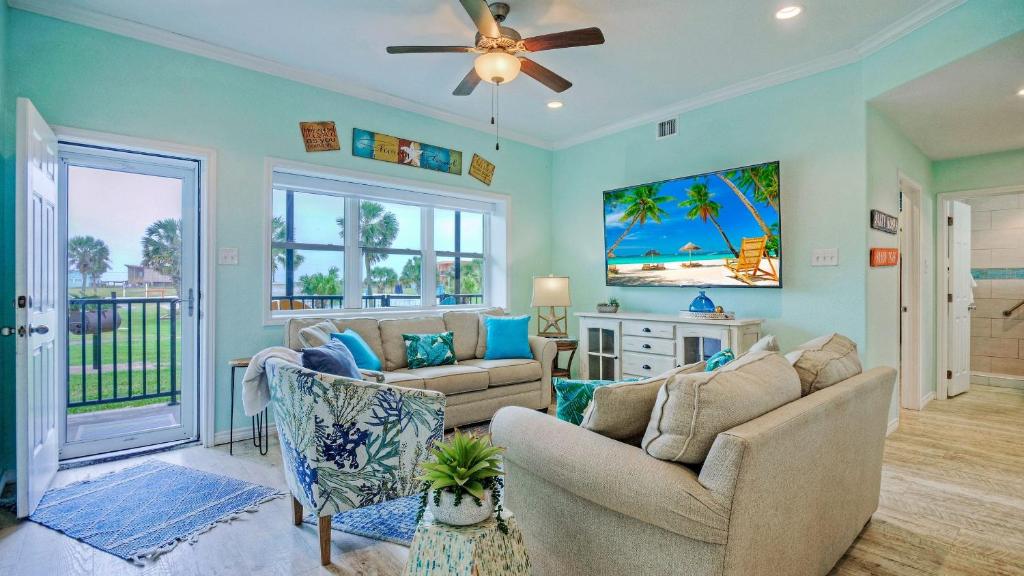 Posezení v ubytování Beach Boardwalk 2 Pools Tennis Pickleball Shorely Blessed by AvantStay