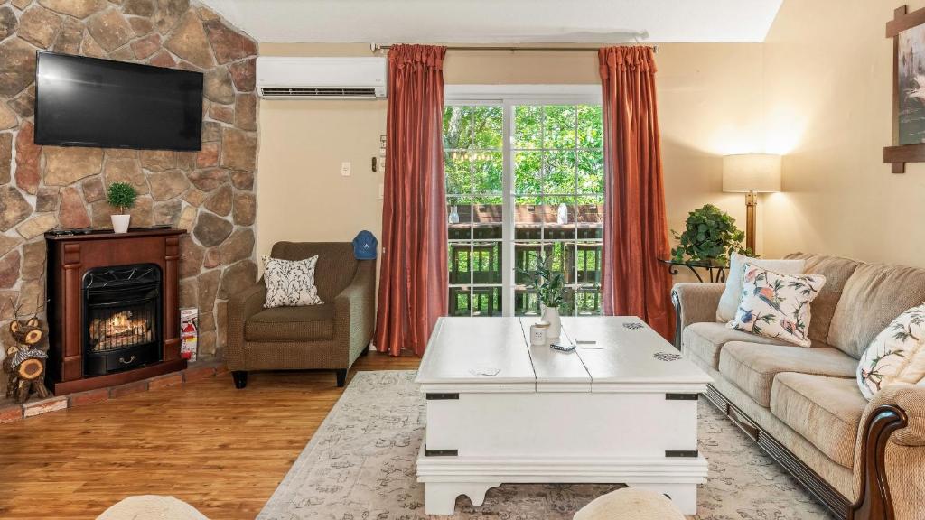 Un televizor și/sau centru de divertisment la Slope Lodge Prime Skiing Location Indoor Pool Hot Tub Sauna Private Deck