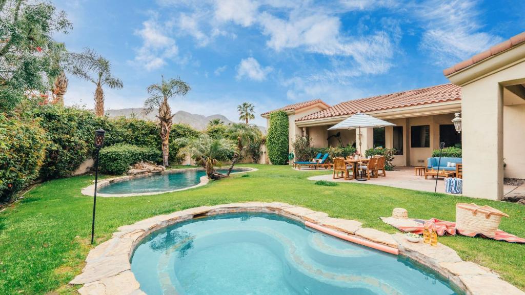 Hồ bơi trong/gần Firefly by AvantStay Spacious Backyard w Pool Hot Tub