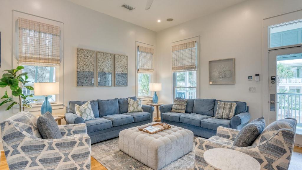 O zonă de relaxare la Destin Dream by AvantStay 2-Story Home Walk to Beach